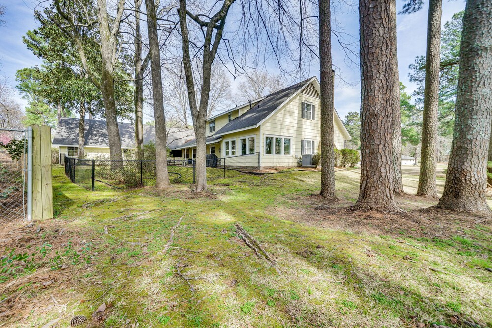 Expansive Texarkana Home w/ Yard: Near Golf!