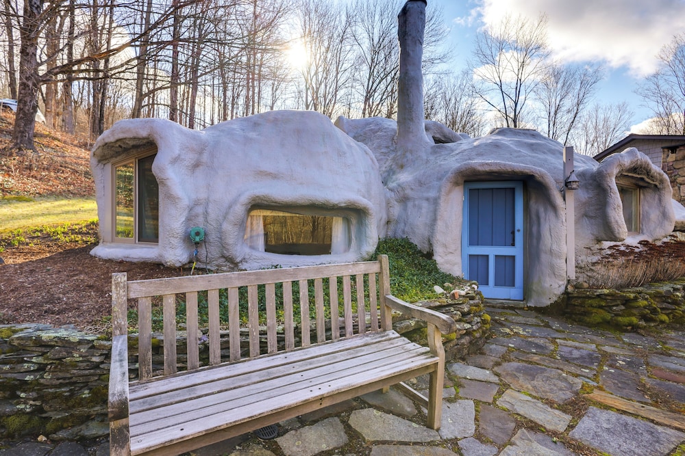 < 6 Mi to Arlington: 'whimsical Stone Abode!'