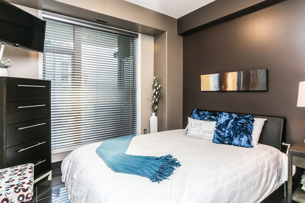 Sunset Waterfront Resort by DKRA - Image 4