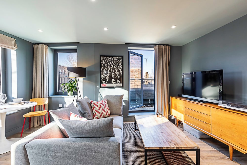 Bermondsey Bliss: Views, Comfort, and City Access!