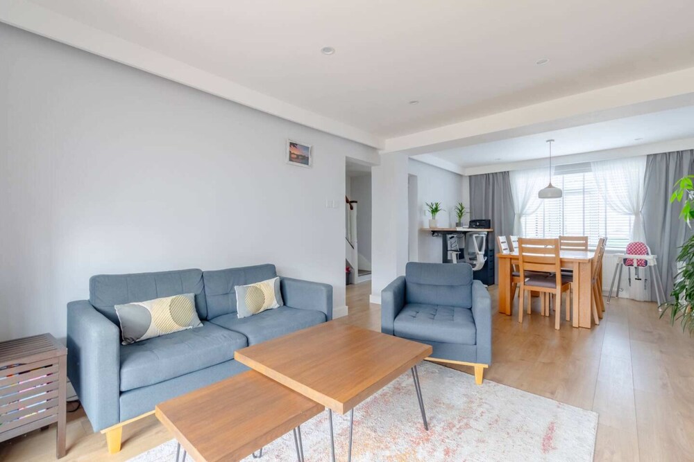 Modern & Spacious 3BD House - Canning Town
