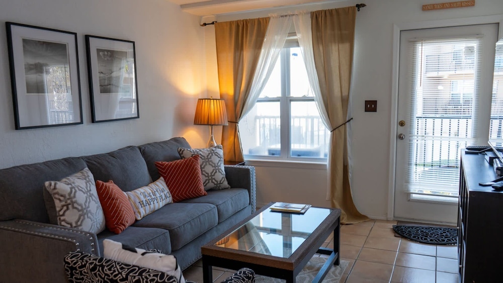 Cozy Family Retreat Steps To Beach Pool / Hot 2 Bedroom Apts