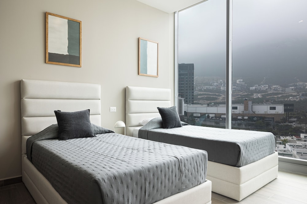 Modern Apts w Pool & Mountain View
