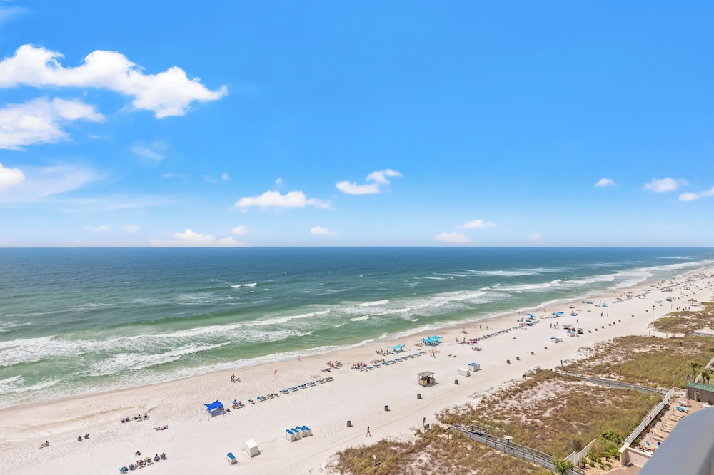 Coastal Hideaway: Cozy Beachfront Studio Sleeps 4 With Stunning Views!