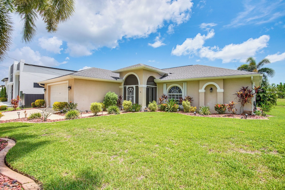 Game Room & Hot Tub: Easy Cape Coral Adventures
