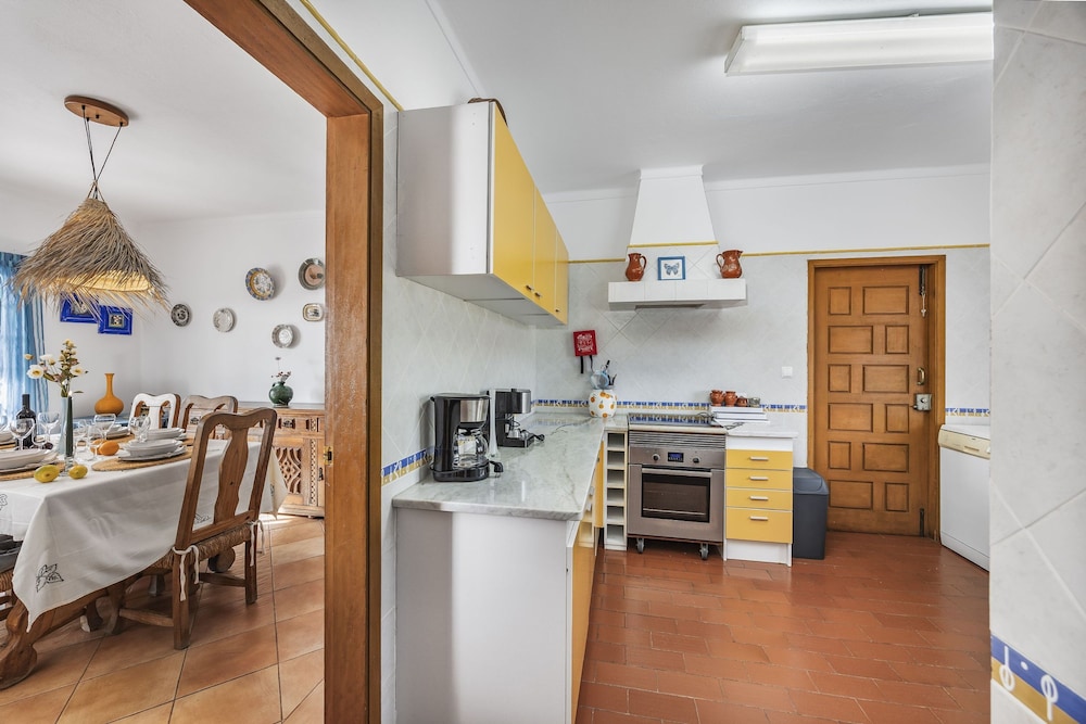 Muxima in Quelfes With 3 Bedrooms and 2 Bathrooms