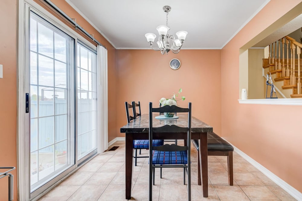 Brampton Retreat Quiet 2BR Residential Area