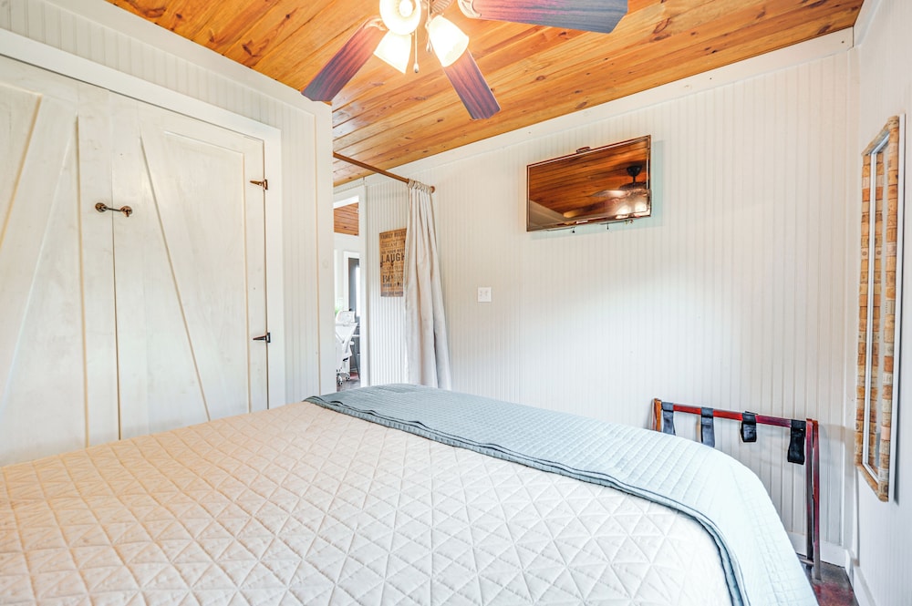 8 Mi to Dtwn Wimberley: Cabin Retreat on 5 Acres!