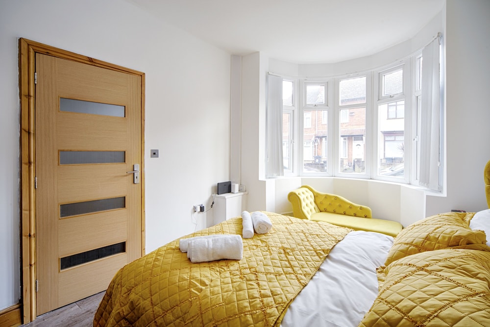Charming 5-bed House in Birmingham view 2