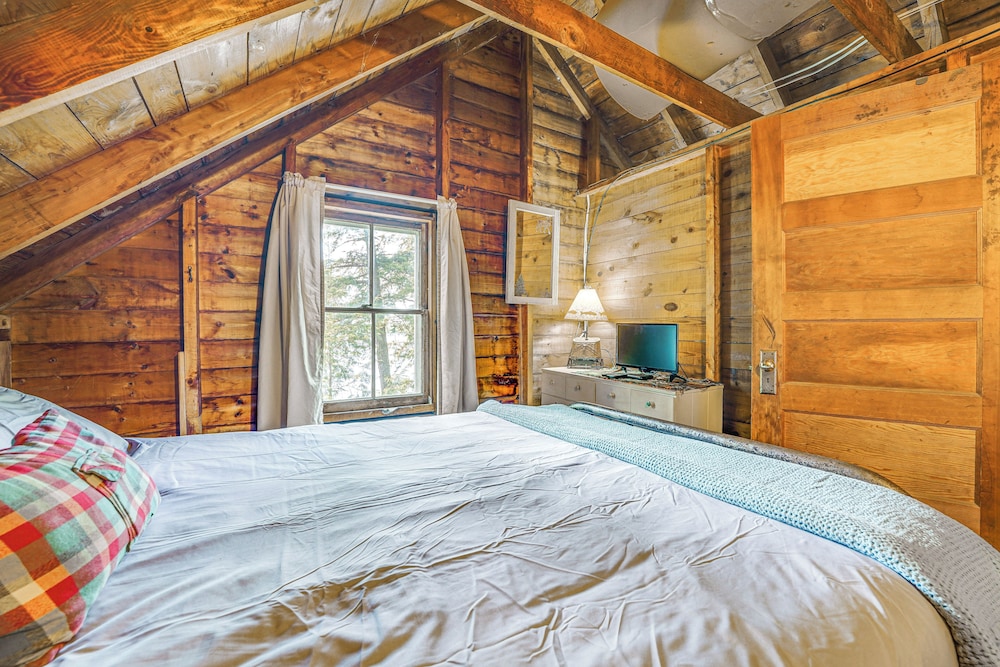 Peaceful Lakefront Maine Cabin w/ Sunset Views