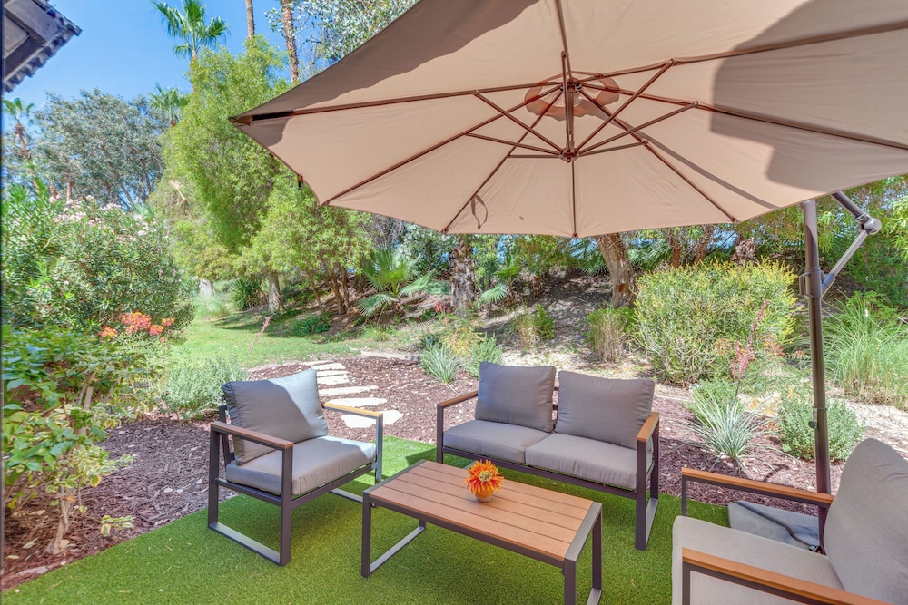 Resort-style Palm Springs Townhome w/ Pool Access