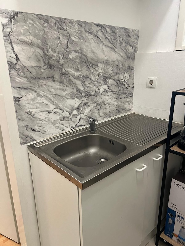 Modern 1BR City Apt for 5 Great Location