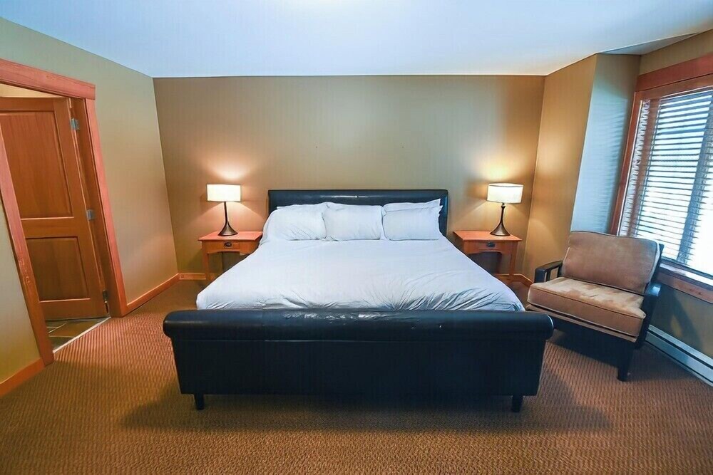Pinnacle Ridge Chalets by Fernie Lodging