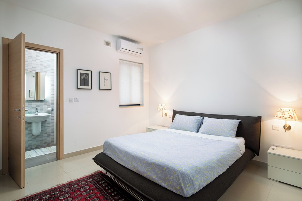 Luxury 3 BR Apartment - heart of Sliema