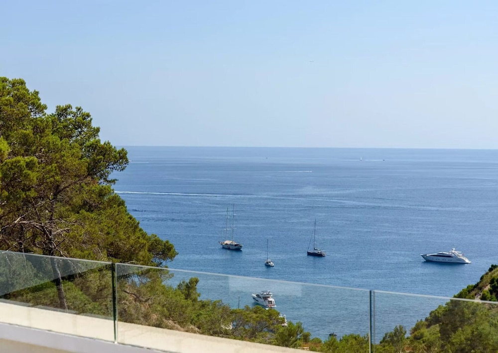 Stylish Villa With Infinity Pool