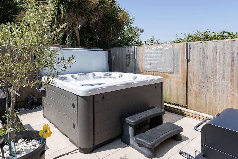 Coastal Retreat With Hot Tub Walk to Beach