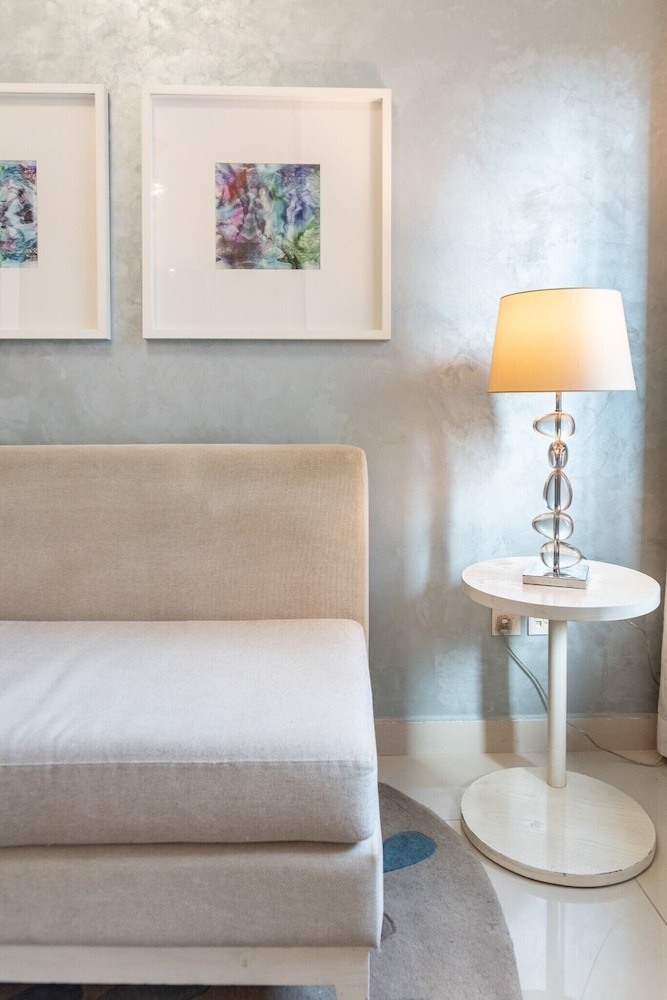 Amazing 1 BR Apartment Damac Mall Street