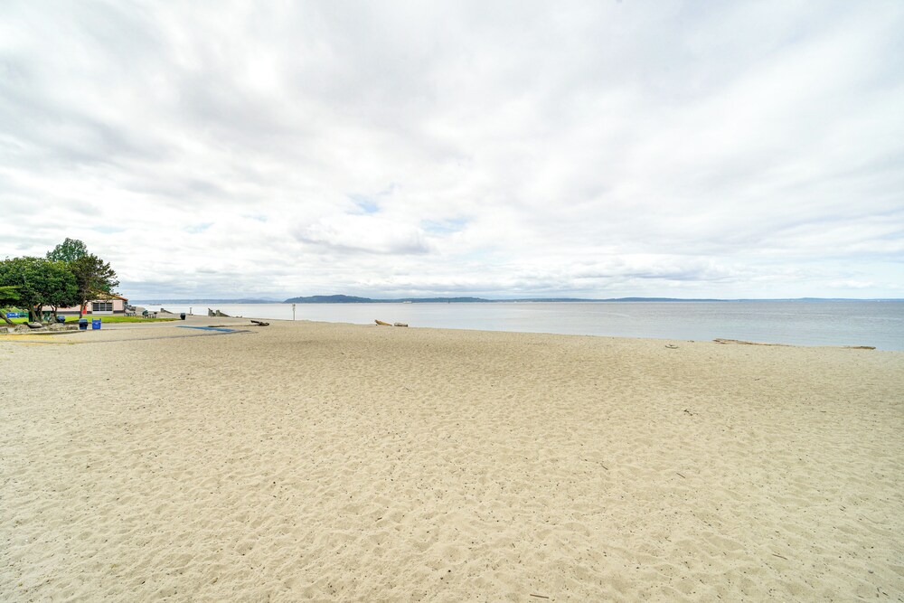2 Blocks to Beach Park: Cozy Seattle Townhome