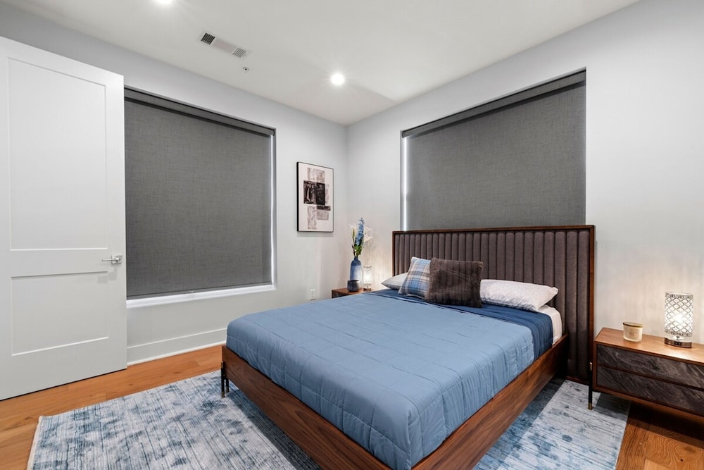 Luxurious Midtown Home Rooftop Views by Silverx
