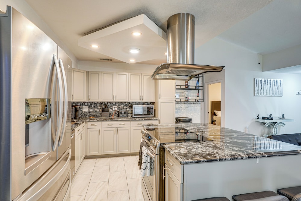 Explore & Relax: Chic & Cozy Retreat in Lakeland!