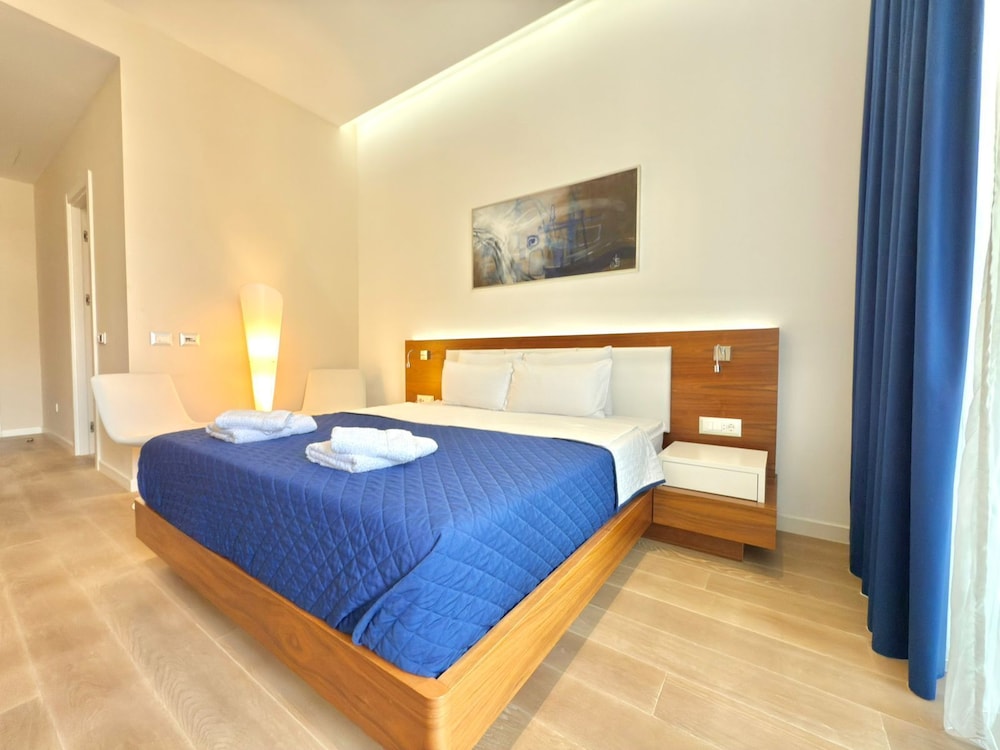 Condo Studio Plaza