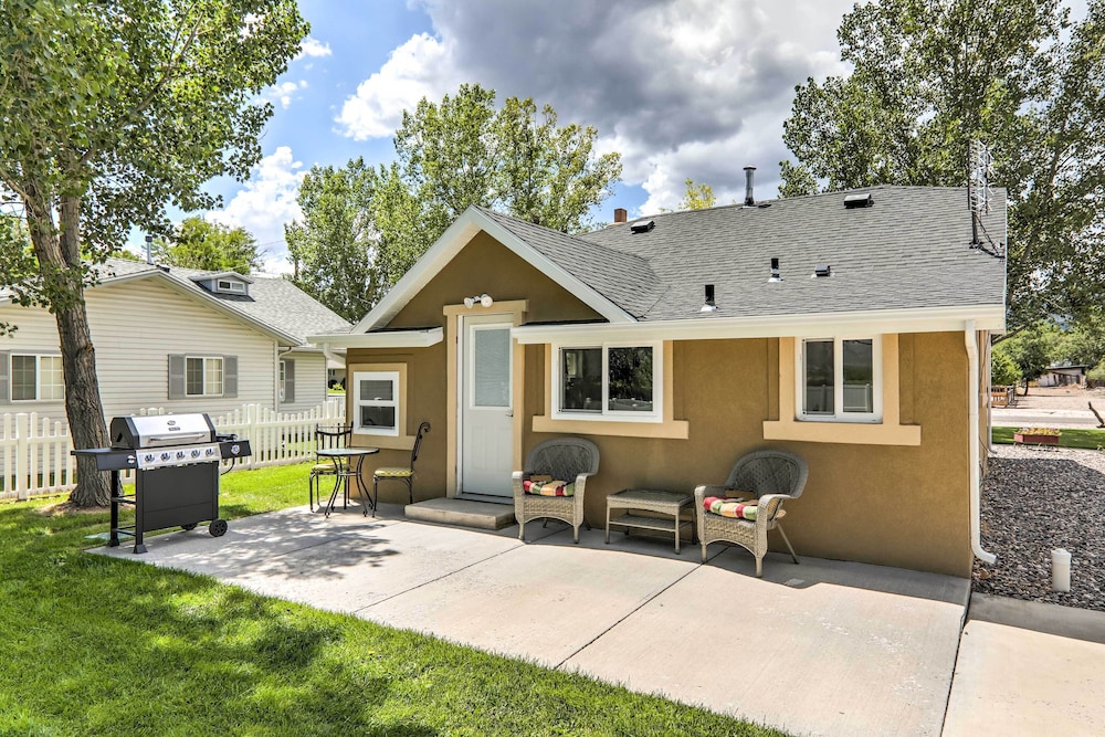 Cozy Farmhouse-style Cottage by Mighty 5 Ntl Parks - Property Image 12