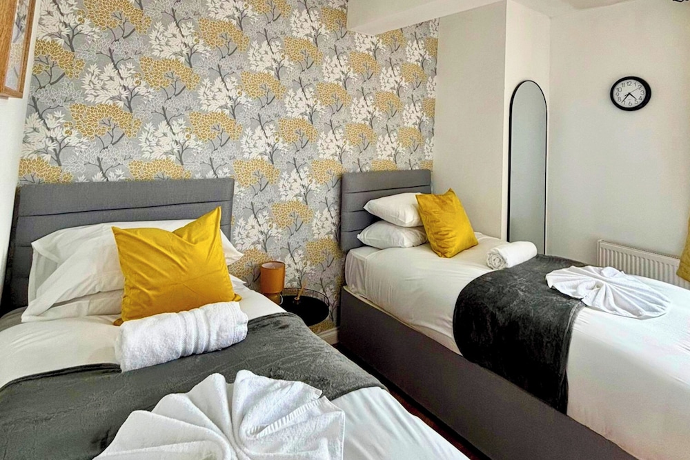 3 Bed Flat - Sleeps 8 - Parking - Wifi