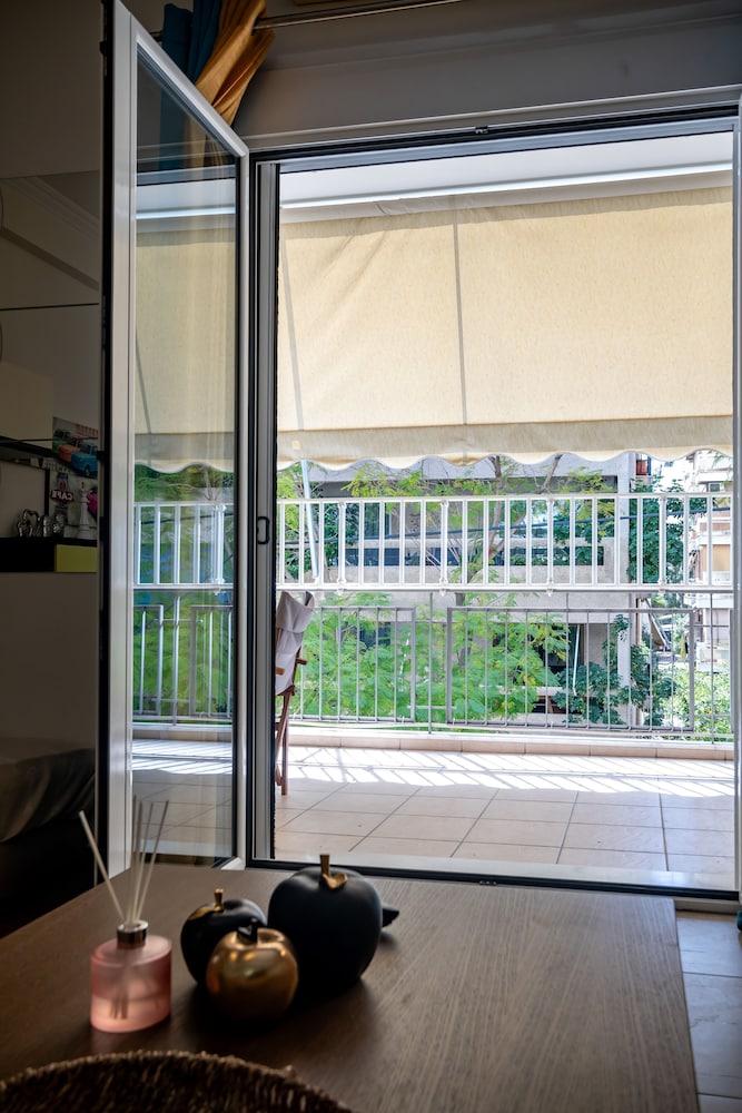 Charming 2BR retreat near market & beach