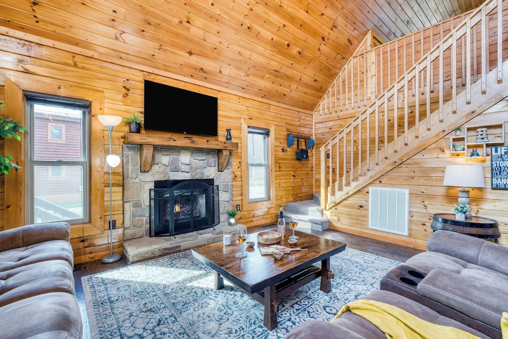 Mountains are Calling by Avantstay Sleeps 8 Hot Tub + Game Loft Located in Douglas Lake Resort