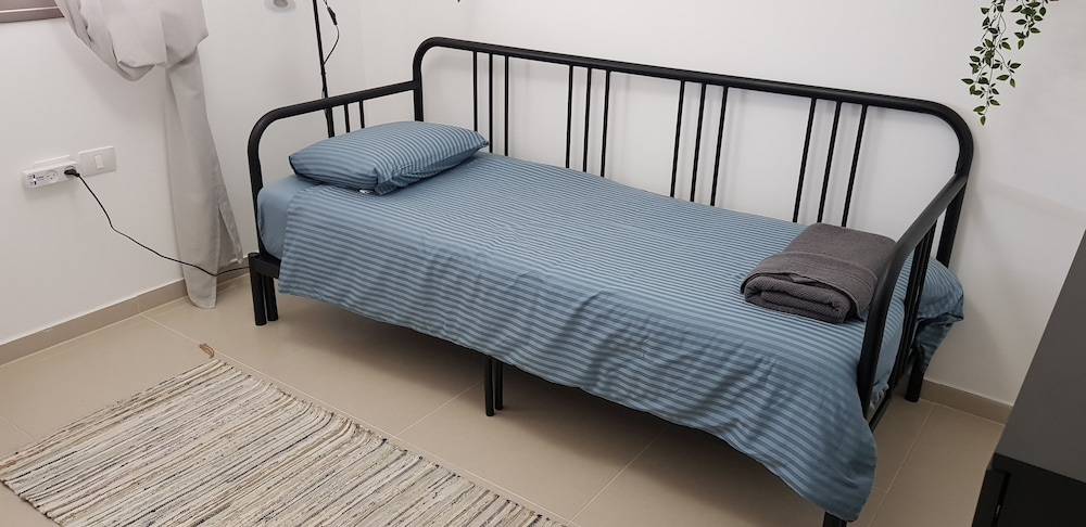 Private Bed and Bathroom in Netanya