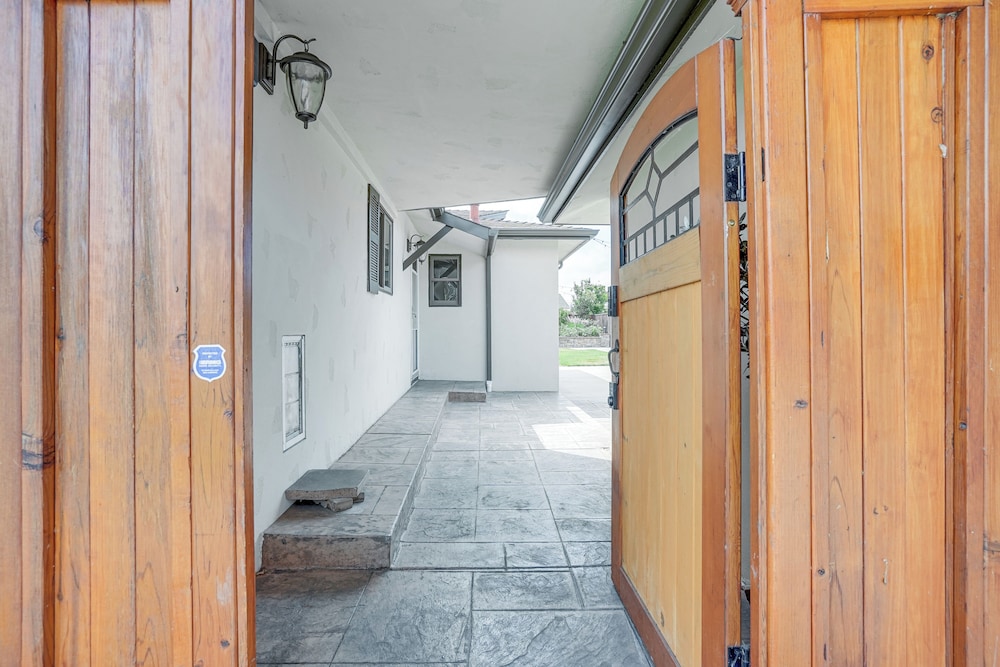 Private Zen Garden + Fireplace: Chic Hayward Oasis