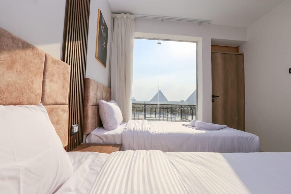 Point Pyramids View Inn