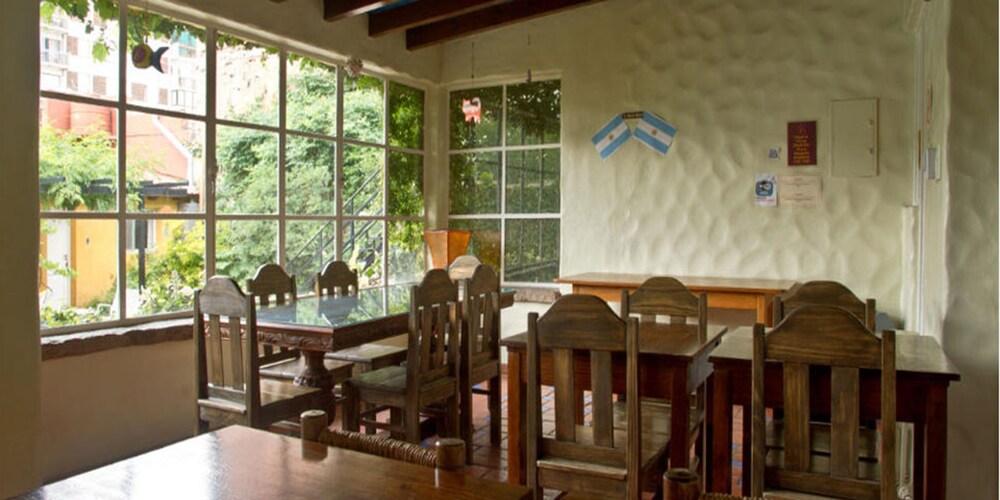 Alamo Hostel & Suites