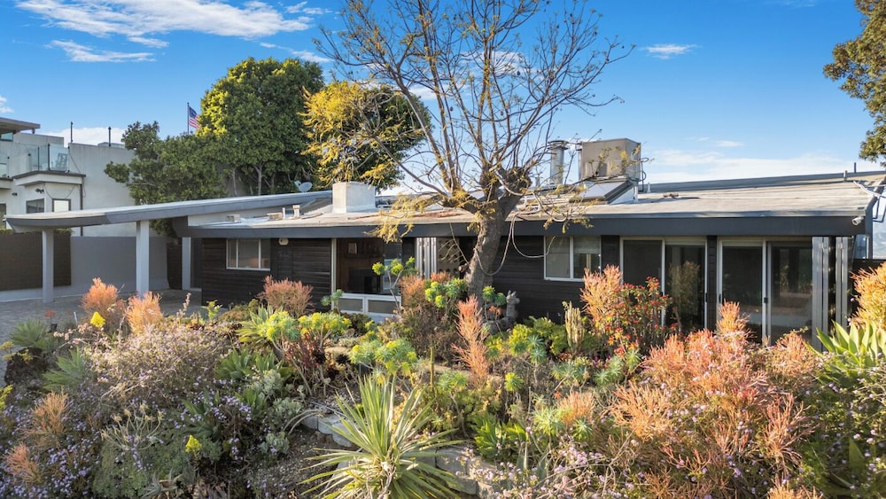 Mulholland View - Mid-century Modern Escape w/ Infinity Pool