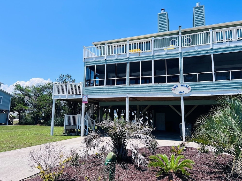 Fore Shore West- 4 Bedroom Home by RedAwning