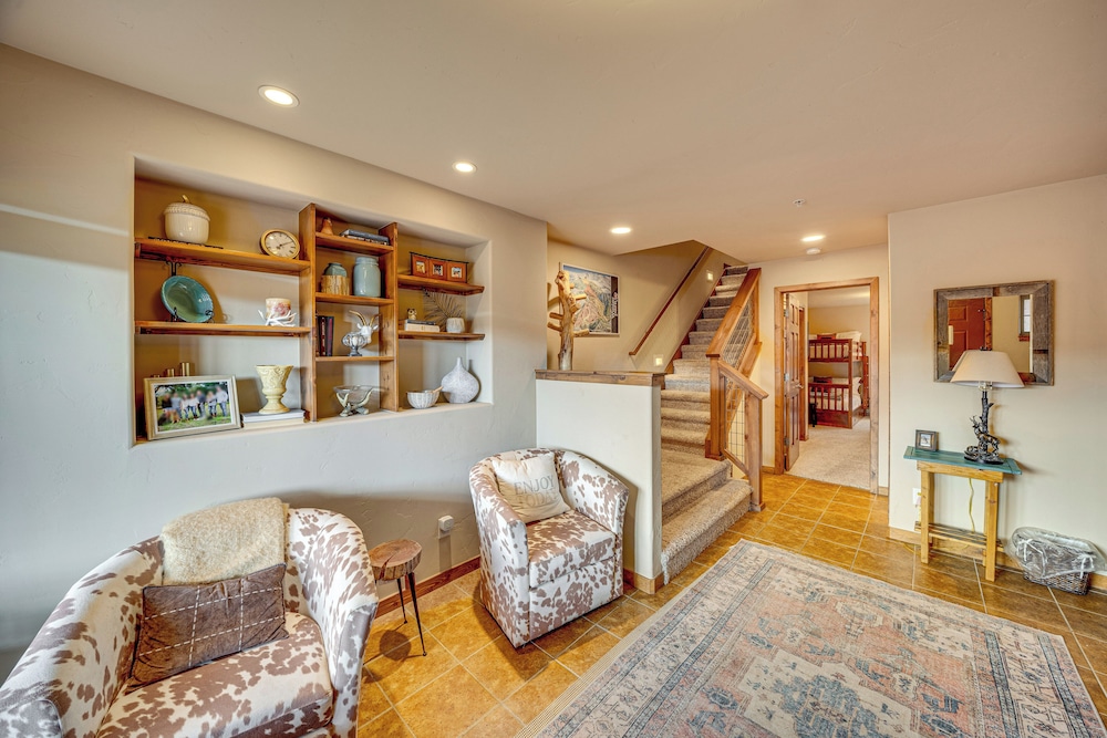 6 Mi to Winter Park Resort: Townhome w/ Hot Tub!