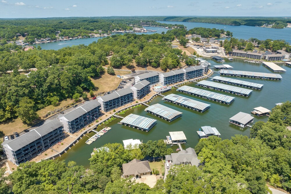Condo w/ Community Pool & Boat Ramp in Osage Beach view 5