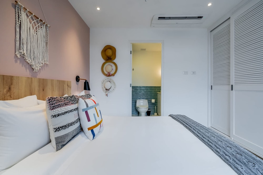 w Warm 1BR With Balcony in Panama