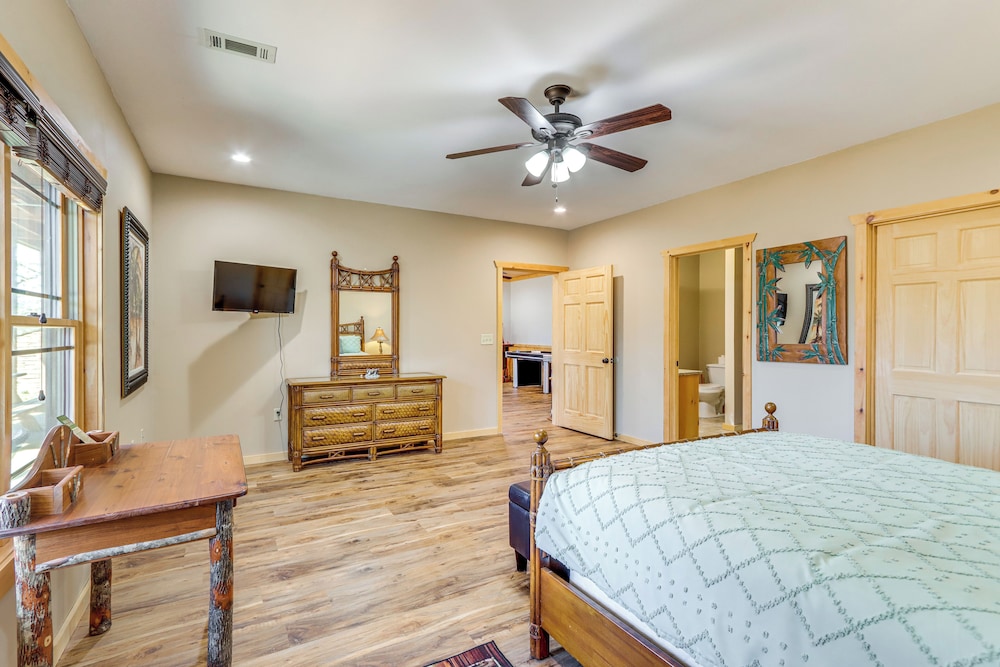 Blue Ridge Orchard Overlook' Cabin w/ Hot Tub