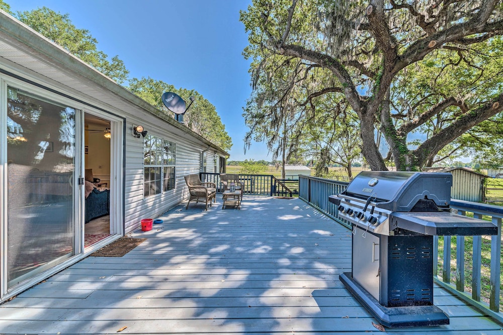 Family-friendly Home w/ Deck by Rainbow Springs! view 5