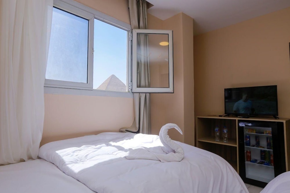 kings pyramids view inn