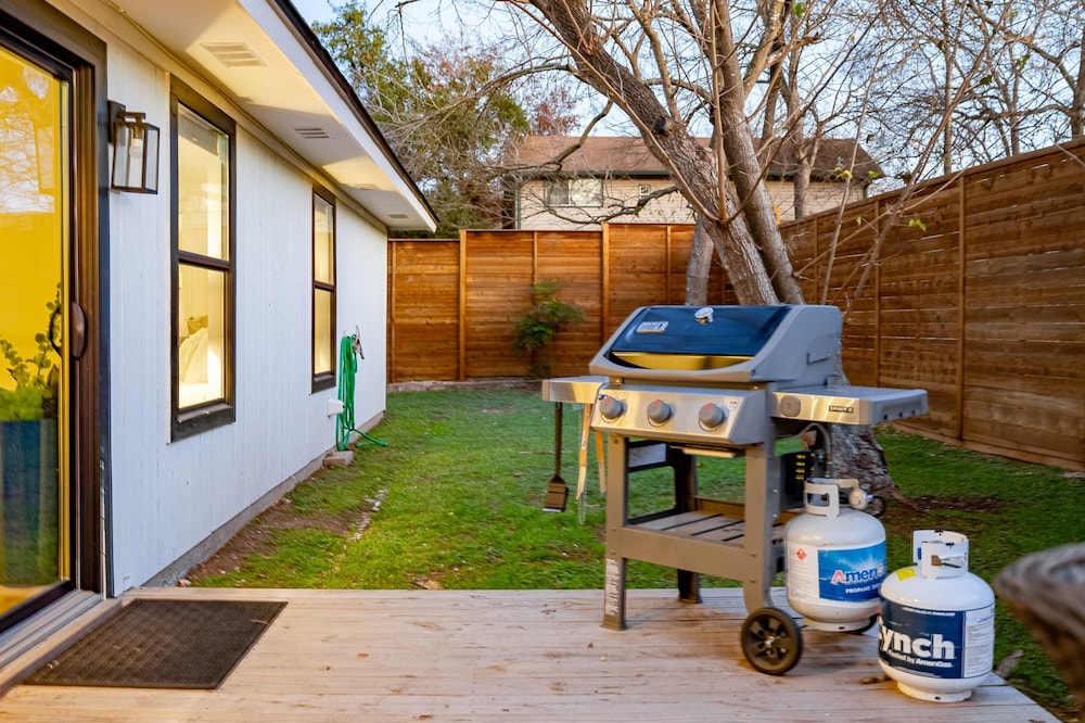 Private Yard w BBQ Games Steps to South Congress Barton Creek Clarksburg