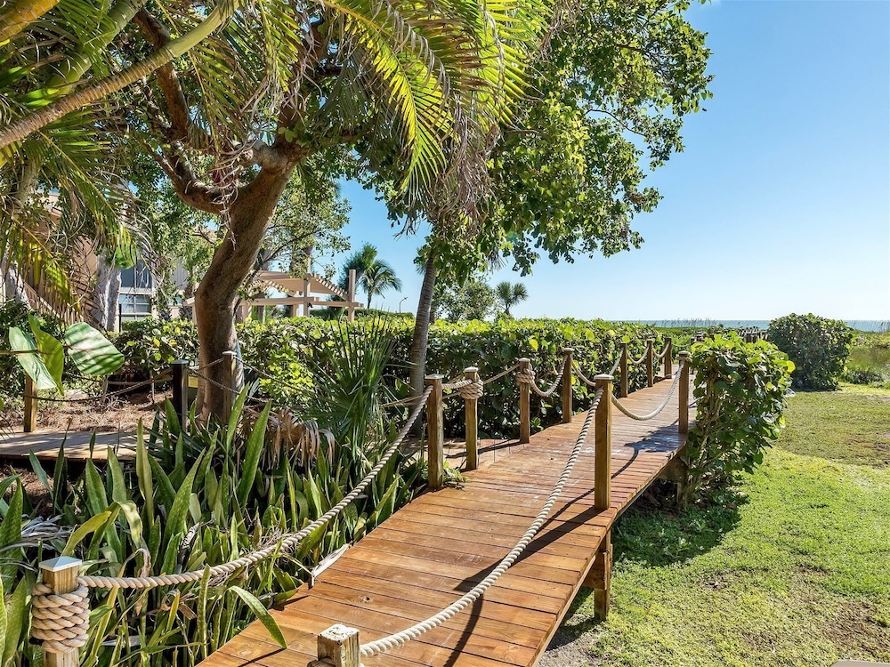 Shorewood Condos by Dream Vacation Rentals