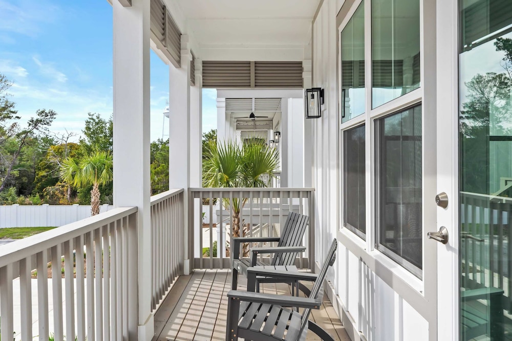 Sea Dweller by Avantstay Rooftop Spa + Gulf View Golf Cart, Pool
