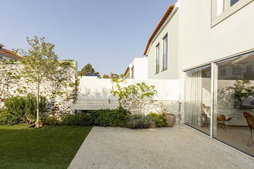 Contemporary Restelo Pool Haven by Cadenzalux