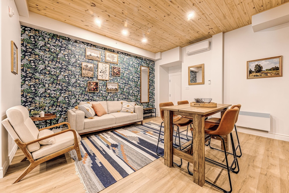 Historic Two Bedroom Facing Parliament