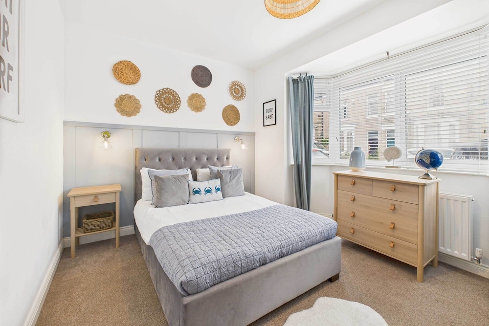 Host Stay Surf Jewel