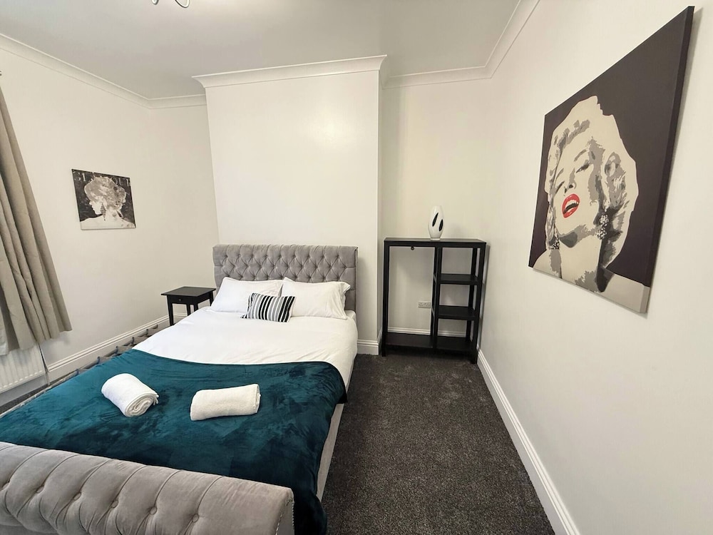 Modern Central Croydon Retreat