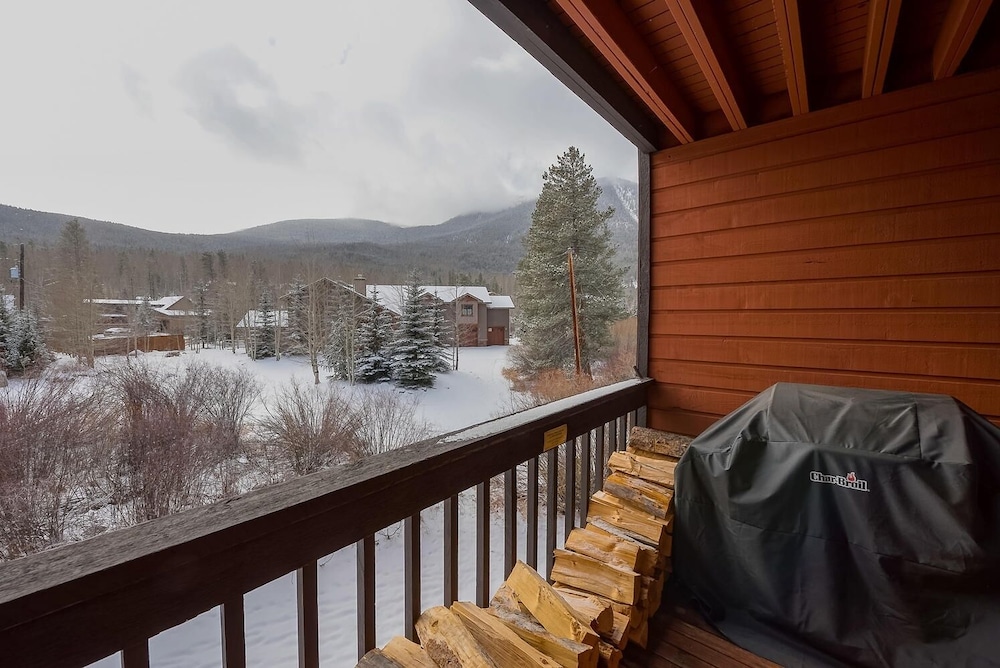 Mountainside 229e 1 Bedroom Condo by RedAwning