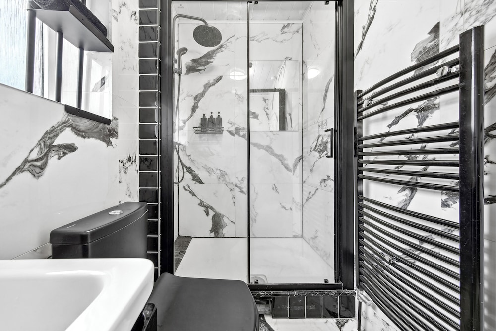 Luxe Stays - Sleeps 7 - Jacuzzi
